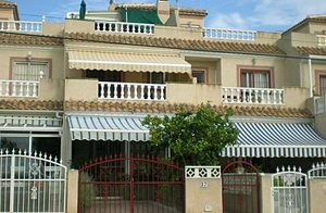  Dette dejlige rækkehus ligger centralt med kort afstand til supermarkeder og restauranter. Rækkehuset har adgang til en fælles. I nærheden ligger der et vandland. ...