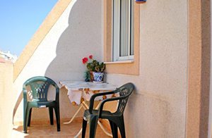  Praktisk og hyggelig indrettet lejlighed centralt beliggende med gode indkøbsmuligheder og mange restauranter i nærheden. Lejligheden er velegnet til alle aldre. ...