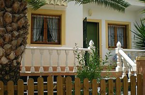  Gammelt hus med smukke palmer og praktisk indrettede en stor privat have og en dejlig terresse. ...