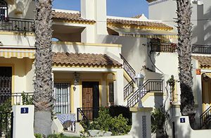  Dette rækkehus har en smuk beliggenhed og ligger roligt på golfområdet Villamartin. En lille have og en herlig fælles pool gør dette sted til det perfekte feriemål. ...