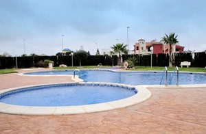  Denne lejlighed ligger i et dejligt boligområde, tæt på mange faciliteter. Det er funktionelt indrettet og egner sig godt til folk i alle aldre. ...