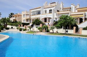  Denne velholdte lejlighed har god udsigt og er herligt beliggende i et let bakket område. På tagterrassen venter jer ren afslapning i liggestolene og ved grillen. ...