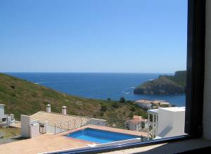  Fra disse 3 feriehuse har I en fabelagtig havudsigt. Swimmingpoolen er til fælles afbenyttelse. Fra området, hvor poolen ligger, har I også en enestående udsigt over badebugten Lescala. På grund ...