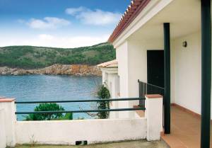  Hvis I gerne vil leve livet i første række, er dette hus svaret på jeres drømme. Denne eksklusive villa ligger direkte ved havet og er delt op i to boliger, ECB114 og ECB115. Havet og den maleris ...