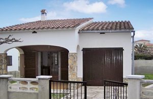  Der er kun 8 m mellem disse to helt ens feriehuse. Husene ligger i et roligt boligkvarter blot 10 minutters gang fra den største strand i L'Escala samt forretninger og restauranter. Ingen ungdomsgru ...