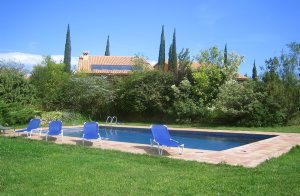  Disse to næsten identiske huse side om side med plads til 14 personer er optimale ferieboliger for vennepar eller familier, der vil holde ferie med hinanden men samtidig ønsker at bevare en vis uaf ...