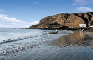  Dette oprindelige og typisk kanariske hus med terrasse ligger i den idylliske landsby Pozo Negro i 2. række fra stenstranden. Perfekt for individualister, som vil undgå masseturisme. ...
