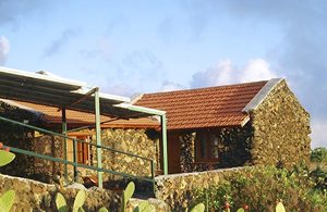  Dette hus i typisk regional arkitektur er roligt beliggende i udkanten af den lille by El Pinar. Grunden er beplantet med frugttræer og figenkaktusser. Den sydvendte beliggenhed byder på en enestå ...