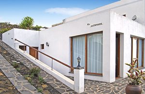  Denne dejlige lejlighed ligger lige ved siden af EHI207 og er moderne og lyst indrettet. Fra terrassen er der en imponerende udsigt over Atlanterhavet og til La Palma i det fjerne. Her er det perfekt ...