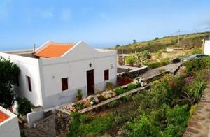  I dette istandsatte bondehus med gamle sten- og trægulve kan I nyde roen og den spændende natur. Den imponerende kulisse med Atlanterhavets åbne vidder og det konstant forårslignende vejr på El  ...