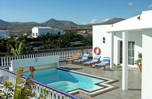  Der venter jer her et fantastisk hus med en skøn beliggenhed oven for luksushavnen Puerto Calero på Lanzarotes varme sydkyst. Villaerne (se også ELA299) med to eller tre soverum er individuelt sam ...