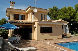  Dette dejlige, velholdte hus ligger på de fantastiske klipper i Bahia Azul på Mallorca og