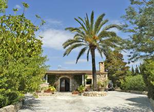  Denne børnevenlige finca ligger på en stor grund, roligt og midt i naturen. Huset er meget velplejet og indbyder til ren afslapning. Stedet er indhegnet og råder over en fantastisk pool, en lille  ...