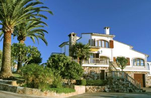  Denne meget smukke feriebolig ligger på en lille bakke i den sydøstlige del af hovedstaden på Mallorca og har en fantastisk udsigt ud over Palmas bugt. Villaen vil helt sikkert forføre jer med si ...