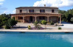 Denne store hvide finca ligger afsides og midt på øen i rolige og naturskønne omgivelser. På grund af beliggenheden på en lille bakke er der en dejlig udsigt fra hele ejendommen. Selve huset er ...