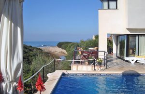  S'Estanyol er en typisk mallorcinsk sommerby med mange feriehuse og en ideel beliggenhed direkte ved havet. Der er ca. 2 km. til den hyggelige fiskerby Colonia San Pedro på den nordøstlige del af  ...