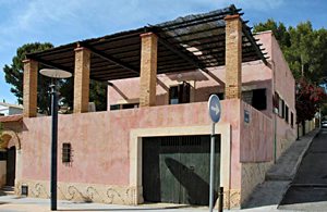  Dette stemningsfulde lille hus ligger i Mallorcas østlige hjørne tæt på det azurblå hav og gågader med restauranter og caféer. Den fredede park La Dragonera bør ses. ...
