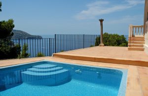  Dette hus har en enestående beliggenhed. Det ligger ca. 100 m over havet på den klippefyldte nordkyst mellem Deya og Soller, midt i blandt pinjetræer og med en dejlig udsigt. Udsigten kan sågar n ...