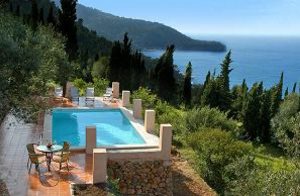  Imellem Deya og Soller og højt over den baske, vilde og romantiske nordlige klippekyst ligger dette lille, lyst indrettede feriehus med en fantastisk udsigt til de omkringliggende bjerge. Her bor I  ...