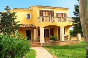  Dette typisk spanske feriehus ligger for enden af en blind vej i et roligt beboelsesområde kun 10 min. til fods fra en herlig lang sandstrand. Byerne Sa Coma og Cala Millor er kendte og populære fe ...