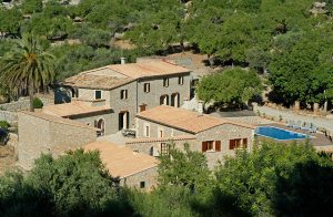  Perfekt idyl, frisk havbrise, ren bjergluft - her finder I 'det andet Mallorca'! Tilkørslen til denne storslåede og komplet renoverede gård ligger på panorama-bjergvejen Andratx-Estellencs. Finca ...