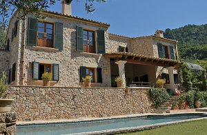  Den lille uimodståelige bjerglandsby Valldemossa er en af de mest eksklusive feriedestinationer på Mallorca. Dette feel-good-hus ligger i et fornemt residensområde og tilbyder jer et skønt ferieh ...