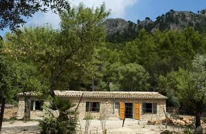  Her kan I rigtig slappe af og nyde naturen. Et ideelt udgangspunkt for vandring og cykelture. Denne enkle og komplet renoverede bjergfinca ligger ved foden af en bjergkam på den romantiske klippekys ...