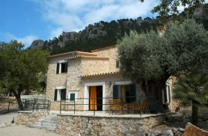  Denne komplet renoverede bjerg-finca ligger i et fortryllende område udenfor bjerglandsbyen Estellencs, højt på den romantiske klippekyst Costa Nord. Her finder I ro, natur og endnu 'det autentisk ...