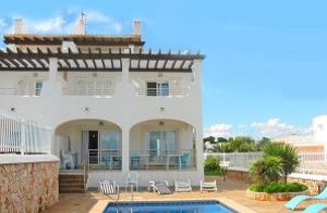  På den smukke østkyst af Mallorca, med dens mange smukke strande ligger dette feriehus tæt på havet. Alle værelser har havudsigt. En særlig attraktion er at holde øje med skibe. Huset er bygge ...