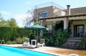  Storslået udsigt over bjergene. Poolen deles med ejeren. 2 ekstrapers. er muligt (sovesofa i stuen, 12 EUR/dag pr. person. på stedet). Ikke langt fra EML599. ...