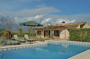  En skøn have med synlig swimmingpool hører til dette velholdte spanske landhus, der har en god udsigt til de omkringliggende bjerge. De tykke mure i gammel mallorcinsk byggestil og de mange antikke ...