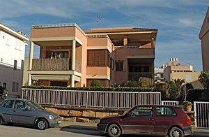  Denne dejlige lejlighed i en beboelsesejendom ligger kun 200 m. fra den dejlige sandstrand. Lejligheden har et dobbeltværelse med bad en suite, og de to andre soveværelser deler badeværelse. Her e ...