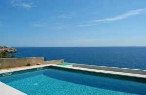  Denne feriebolig er beliggende på den klippefyldte sydkyst i første række fra stranden. Fra stue, køkken, to soveværelser (1x en-suite), og den overdækkede terrasse kan du nyde en uforglemmelig ...