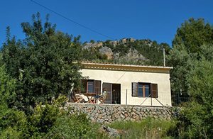  I bjerglandsbyen kan du uforstyrret nyde udsigten over bjergene og havet. Køkken og soveplads findes i samme rum, og det separate badeværelse finder du under oliventræeren 10 meter fra huset. ...