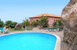  Typisk, kanarisk landhus med 5 ferielejligheder (se også ETE118 og ETE120). Huset ligger i en bananplantage med udsigt til hav og bjerge. Lejlighederne er tiltalende møbleret og har terrasse med de ...