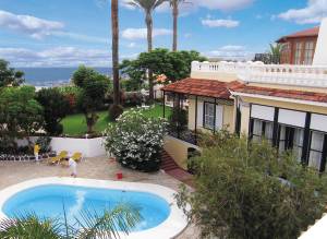  Det pragtfulde feriekompleks Casa Rosalva ligger ovenfor den berømte badestrand Playa Jardin (10 minutter til fods) og nær Plaza del Charco i Puerto de la Cruz. Fra huset, der ligger midt i en bana ...