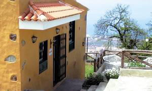  Dette grundigt istandsatte bondehus er smukt indrettet. Fra den store solterrasse er der en flot udsigt over Orotova-dalen og ud mod havet. ...