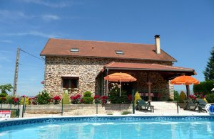 Dette attraktive og komfortabelt møbleret hus med rolig beliggenhed på grænsen af Perigord og Limousin har smuk udsigt over det omkringliggende landskab. Gennem denne spændende stilling, har du m ...