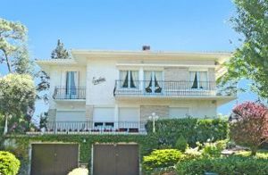 Denne dejlige lejlighed er beliggende på 1. sal i en villa i Arcachon. Den er komfortabelt indrettet med 3 soveværelser, en stor stue, et separat køkken og en privat have, hvor der er havemøbler  ...