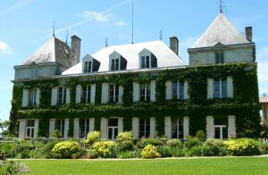  Dette hjem er hyggelig og rustikt. Det imponerer med sin lyse og muntre farver. Den smukke park byder på en vidunderlig panoramaudsigt over dalen, vinmarker og swimmingpoolen. Du er i en af de vigti ...