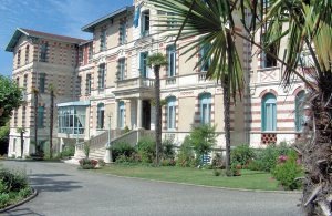  Arcachon, den franske Atlanterhavskysts yndede badested, ligger midt i et usædvanligt landskab. Opdag den fascinerende Dune du Pyla, se Ile aux Oiseaux, maleriske landsbyer og Bordeaux! 'Villa Regin ...
