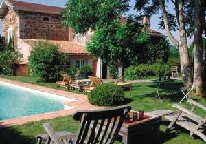 This beautiful manor has been renovated in 2002 and offers you a vacation with every imaginable comfort. Situated in the centre of the village, the villa is surrounded by trees and a property of 5,00 ...