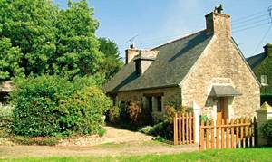  Dette pæne feriehus fra århundredeskiftet står på en meget flot grund med skovbeplantning. Den hyggelige pergola, hvor man kan sidde og drømme, gør afslapningen optimal. ...