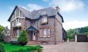  Dette skønne, bretonske enfamilieshus med havudsigt stammer fra år 1920, men er for nylig blevet renoveret. Det ligger kun 150 m fra vandet og den nærmeste sandstrand. ...