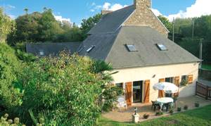 Denne komfortable del af at restaureret landsted fra det 19. århundrede ligger kun 500 m fra stranden og tæt på FBC059. Husejeren bor ved siden af. ...