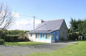 I nærheden af en flot bugt ligger dette historiske stenhus med en solrig terrasse og en grøn have. Der er ikke langt til kystlandskabets skønheder. ...