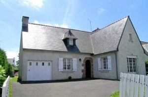  I udkanten af Ploumilliau ligger dette feriehus. Den indhegnede have bag huset er helt afskærmet fra nysgerrige blikke. Typisk fransk: En lille allé indbyder til et spil boules. Til de to værelser ...