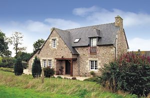  Dette karakteristiske stenhus fra 1800-tallet ligger på husejerens grund. I bør ikke undlade at tage en afstikker til den lille pittoreske by Pontrieux med bindingsværkhusene. ...