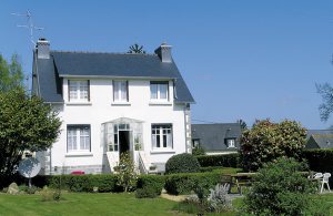 Dette bretoniske hus ligger på en stor meget velplejet grund. Alléen er blevet anlagt specielt med henblik på at man kan spille Boule. Brændeovnen skaber en hyggelig-behagelig stemning i stuen. D ...