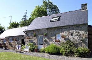 Dette typisk bretonske hus gemmer på en rustikal charme. I stuen er der en åben kamin og rå kampestensvægge. Huset består af 2 afsnit, som er forbundet med hinanden. I nærheden af FBC171 og FBC ...